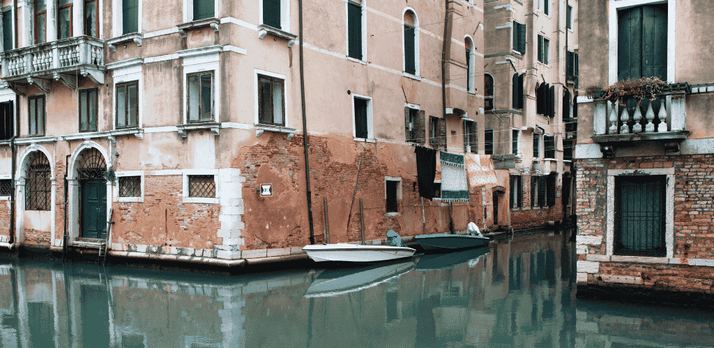 canale di venezia con barche