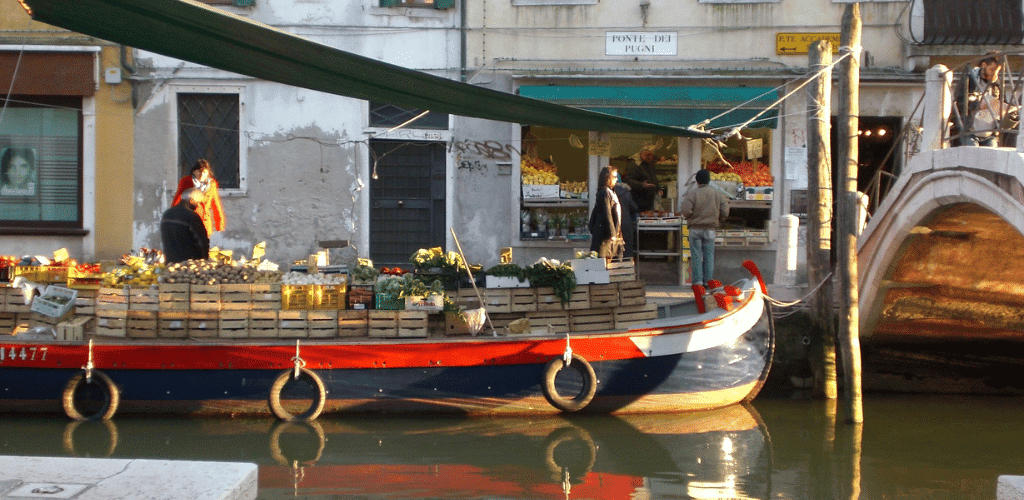 mercati-rionali-venezia-barca