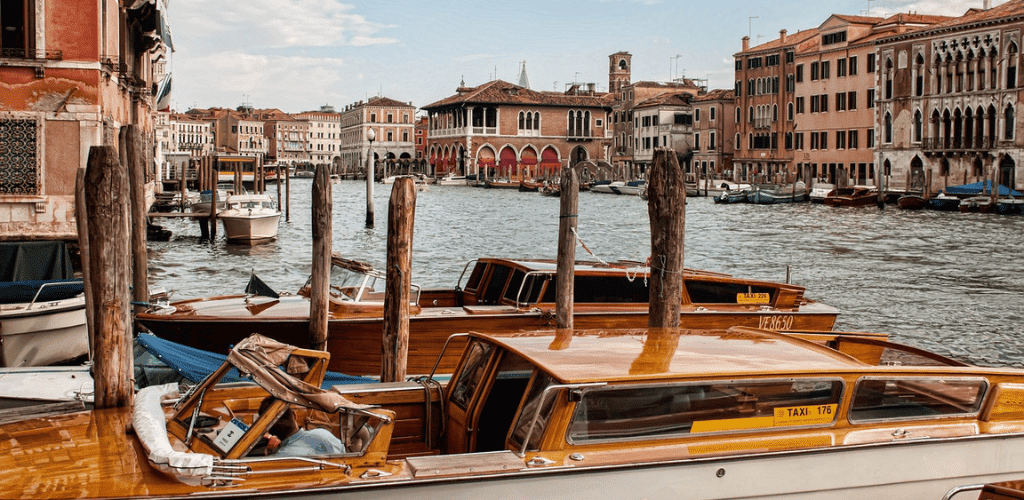 servizio-taxi-venezia-motoscafo