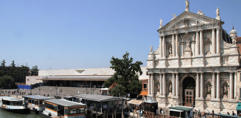 esterno della stazione santa lucia di venezia